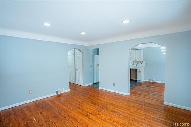 Builiding view ten for 8467 Riverview, Dearborn Heights, MI. 48127