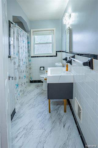 Builiding view twelve for 8467 Riverview, Dearborn Heights, MI. 48127