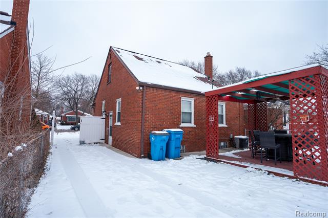 Builiding view twenty nine for 8467 Riverview, Dearborn Heights, MI. 48127