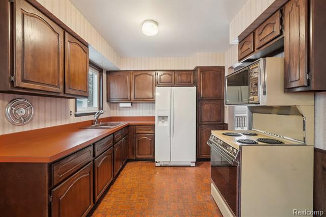 Builiding view ten for 28312 Mackenzie, Westland, MI. 48185