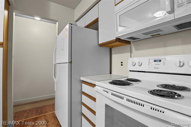 Builiding view fifteen for 25134 Ann Arbor Tr, Dearborn Heights, MI. 48127