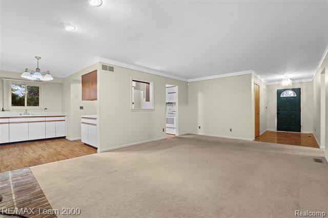 Builiding view ten for 25134 Ann Arbor Tr, Dearborn Heights, MI. 48127