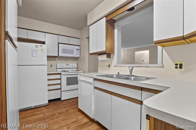 Builiding view thirteen for 25134 Ann Arbor Tr, Dearborn Heights, MI. 48127