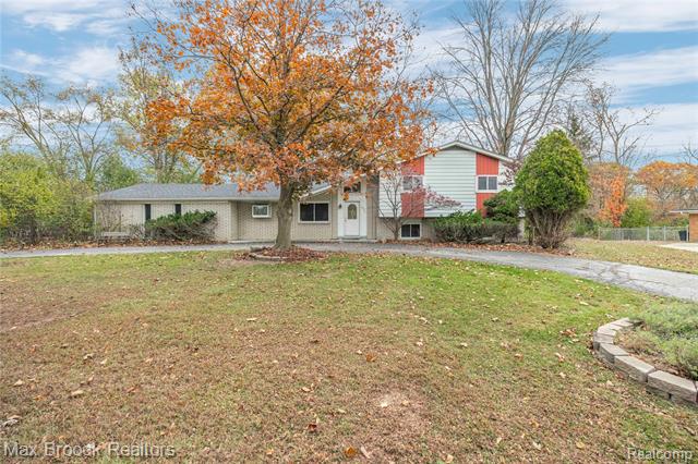 front view for 23518 Creekdale Ct, Farmington, Mi. 48336