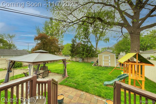 Builiding view forty for 9013 Oporto, Livonia, MI. 48150