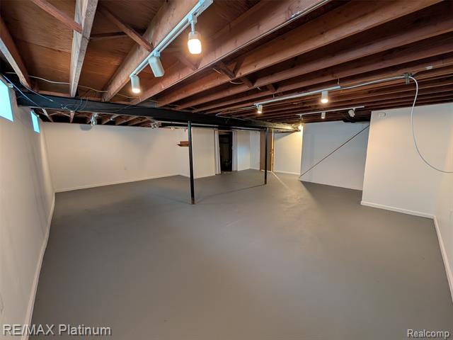 Builiding view seventeen for 29965 Westfield, Livonia, MI. 48150