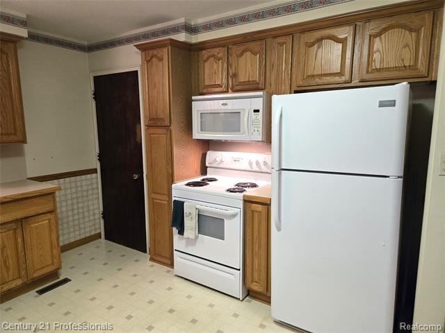 Builiding view eighteen for 31265 Minton, Livonia, MI. 48150