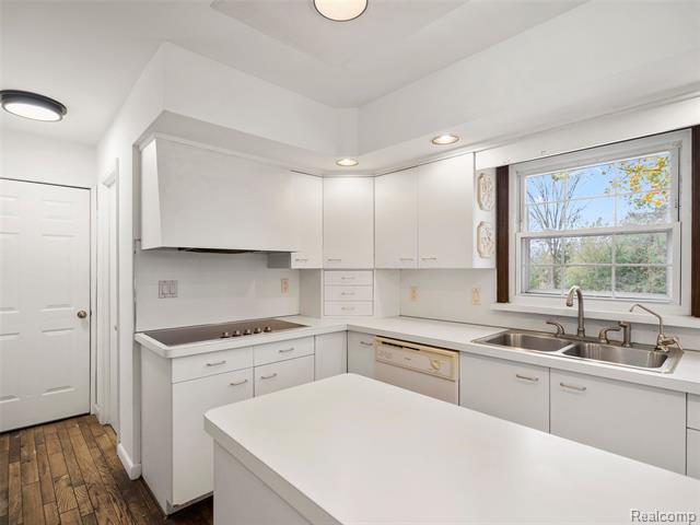 Builiding view nineteen for 24361 Glenda, Novi, MI. 48375