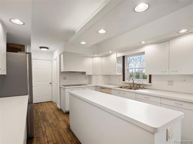 Builiding view sixteen for 24361 Glenda, Novi, MI. 48375