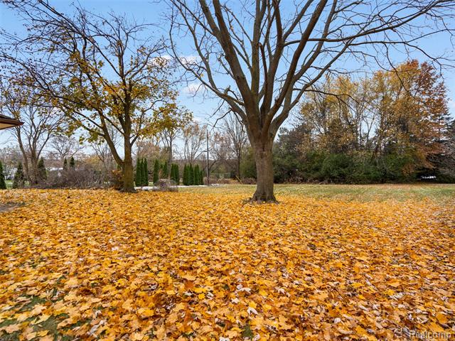 Builiding view thirty five for 24361 Glenda, Novi, MI. 48375