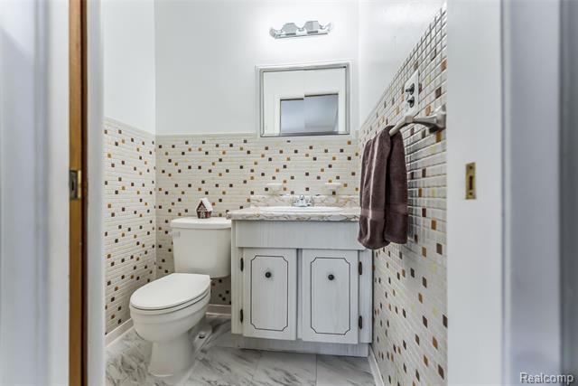 Builiding view eight for 9330 San Jose, Redford, MI. 48239