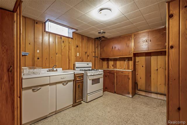 Builiding view fifteen for 9330 San Jose, Redford, MI. 48239