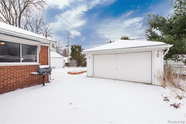 Builiding view nineteen for 9330 San Jose, Redford, MI. 48239