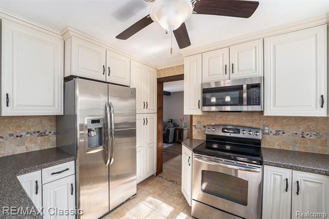 Builiding view eight for 27501 West Chicago, Livonia, MI. 48150