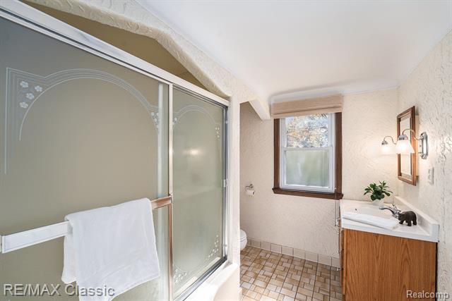 Builiding view seventeen for 27501 West Chicago, Livonia, MI. 48150