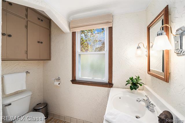 Builiding view sixteen for 27501 West Chicago, Livonia, MI. 48150