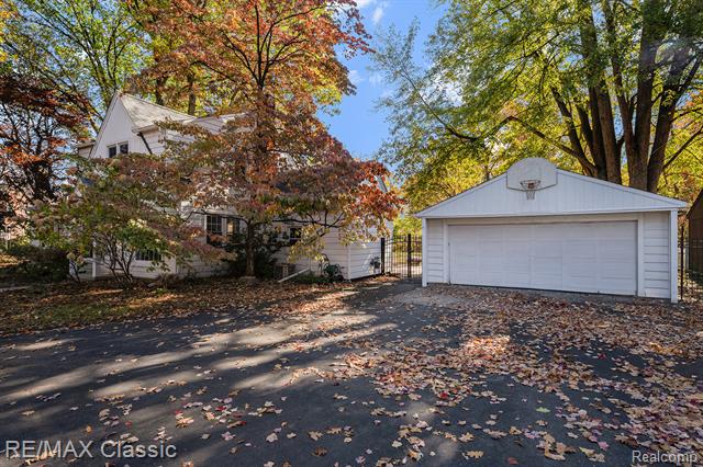 Builiding view twenty one for 27501 West Chicago, Livonia, MI. 48150