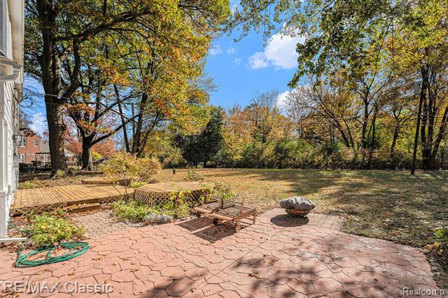 Builiding view twenty two for 27501 West Chicago, Livonia, MI. 48150