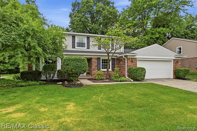 front view for 45451 Woodleigh Way, Plymouth, Mi. 48170