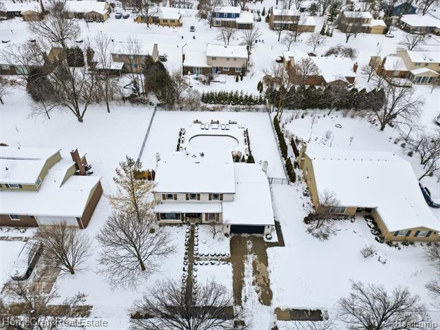 Builiding view seventy five for 11829 Canton Center, Plymouth, MI. 48170