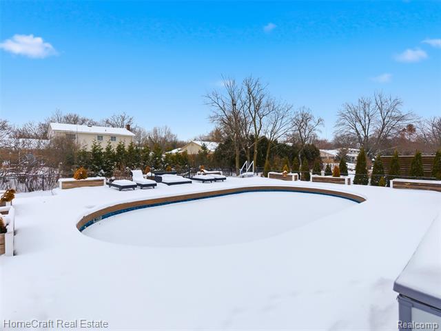 Builiding view seventy two for 11829 Canton Center, Plymouth, MI. 48170