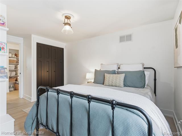 Builiding view thirty two for 11829 Canton Center, Plymouth, MI. 48170