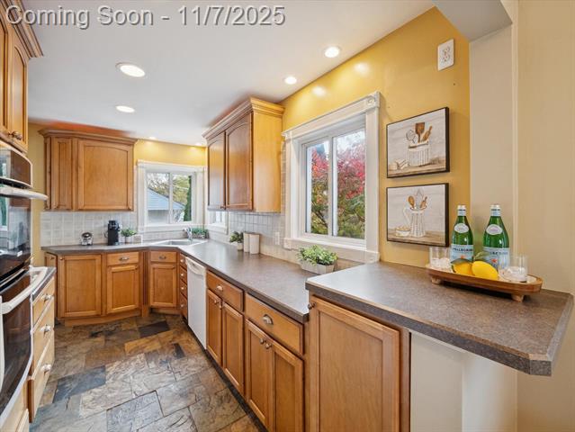 Builiding view eleven for 28035 Clements Circle N, Livonia, MI. 48150