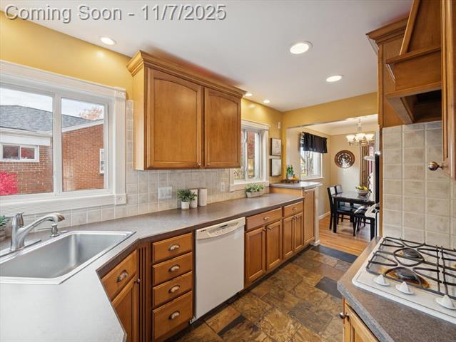 Builiding view fifteen for 28035 Clements Circle N, Livonia, MI. 48150