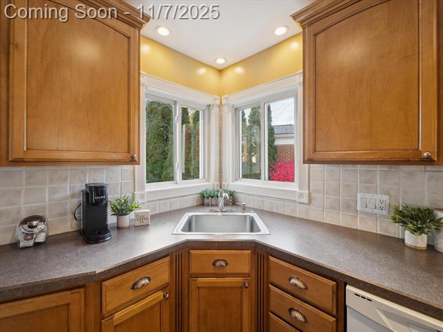 Builiding view sixteen for 28035 Clements Circle N, Livonia, MI. 48150