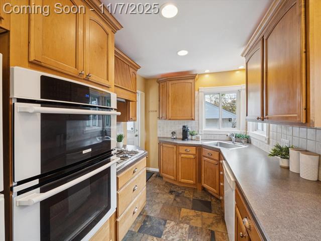 Builiding view thirteen for 28035 Clements Circle N, Livonia, MI. 48150