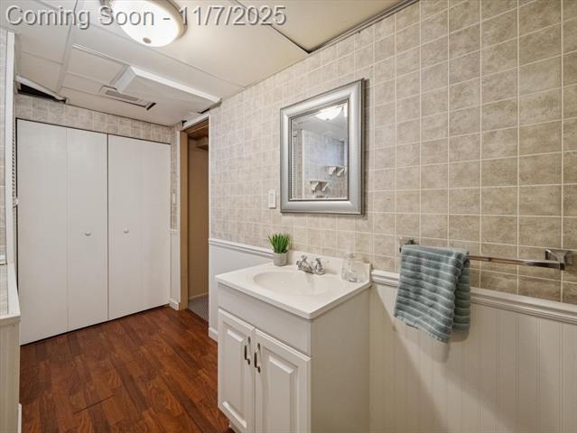 Builiding view thirty eight for 28035 Clements Circle N, Livonia, MI. 48150