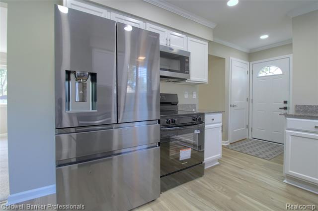 Builiding view ten for 11765 Cavell, Livonia, MI. 48150