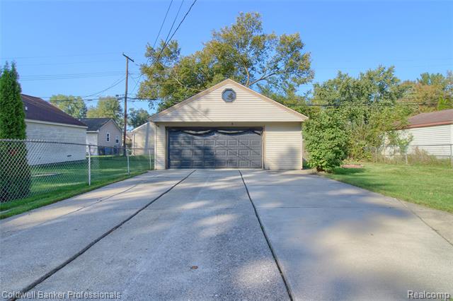 Builiding view thirty one for 11765 Cavell, Livonia, MI. 48150