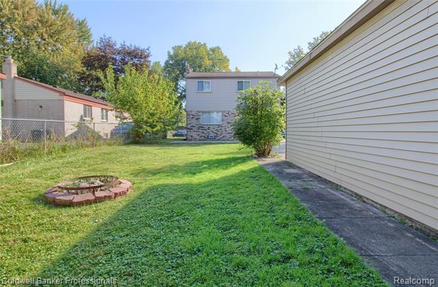 Builiding view thirty for 11765 Cavell, Livonia, MI. 48150