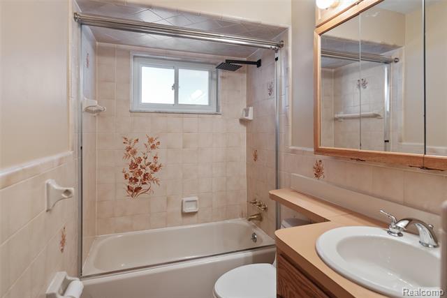 Builiding view fifteen for 11920 Cavell, Livonia, MI. 48150