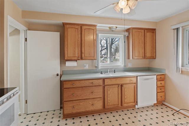 Builiding view nine for 11920 Cavell, Livonia, MI. 48150