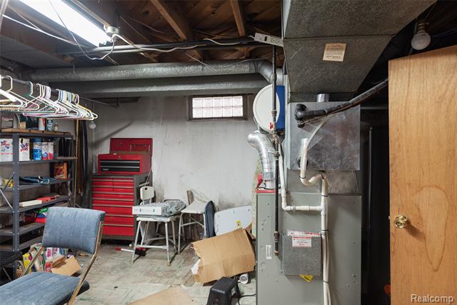 Builiding view nineteen for 11920 Cavell, Livonia, MI. 48150