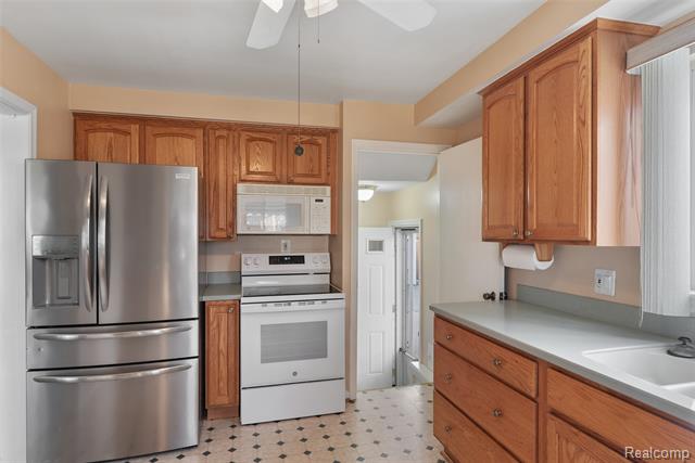 Builiding view ten for 11920 Cavell, Livonia, MI. 48150