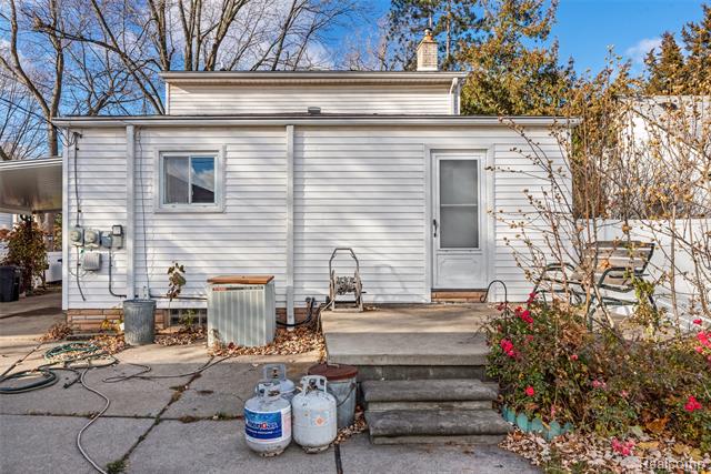 Builiding view thirty for 11920 Cavell, Livonia, MI. 48150