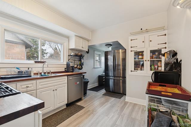 Builiding view eighteen for 265 E Lewiston, Ferndale, MI. 48220