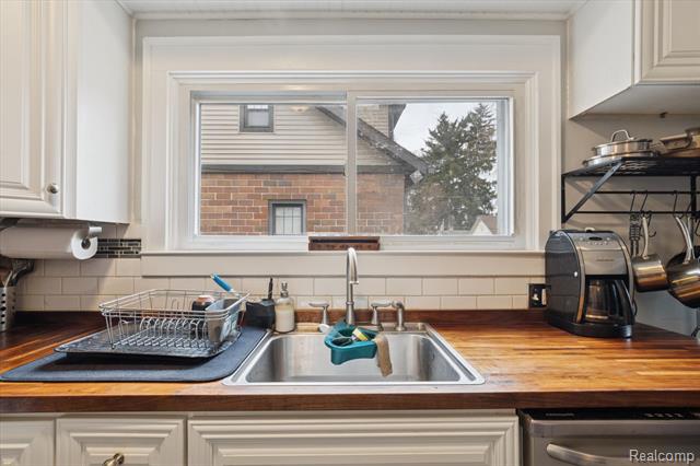 Builiding view nineteen for 265 E Lewiston, Ferndale, MI. 48220