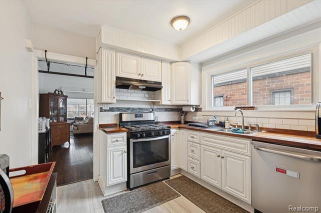 Builiding view seventeen for 265 E Lewiston, Ferndale, MI. 48220