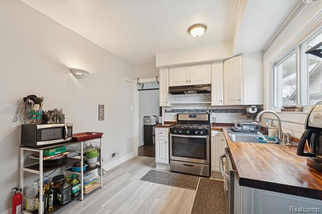 Builiding view sixteen for 265 E Lewiston, Ferndale, MI. 48220