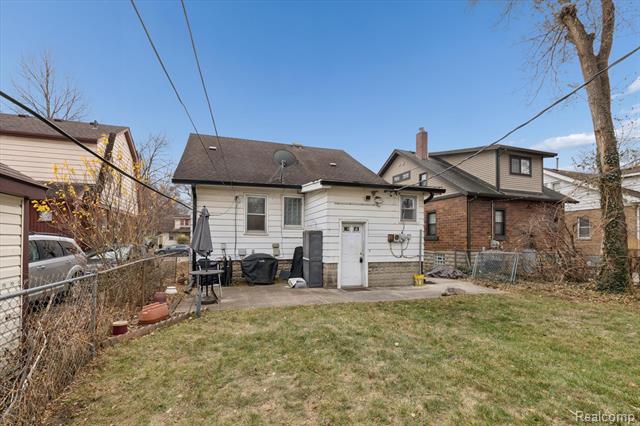 Builiding view thirty seven for 265 E Lewiston, Ferndale, MI. 48220