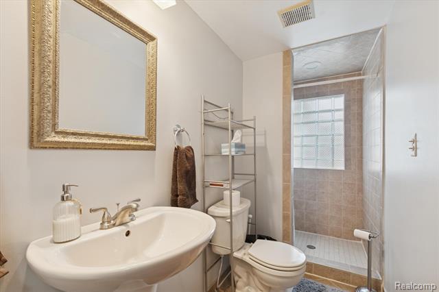 Builiding view twenty one for 265 E Lewiston, Ferndale, MI. 48220