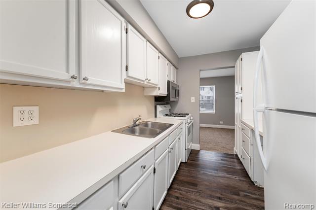 Builiding view five for 23337 Reynolds, Hazel Park, MI. 48030