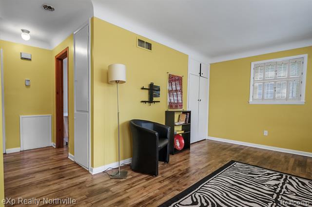 Builiding view eight for 23930 Cass, Farmington, MI. 48335