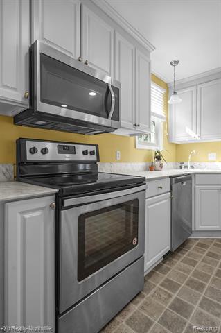 Builiding view eleven for 23930 Cass, Farmington, MI. 48335