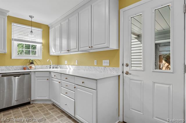 Builiding view fifteen for 23930 Cass, Farmington, MI. 48335