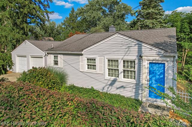 Builiding view one for 23930 Cass, Farmington, MI. 48335